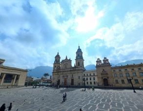 Vista panorámica de la Plaza de Bolívar en Bogotá con un taxi de Taxis Libres en primer plano